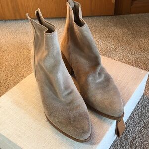 Dolce Vita beige genuine suede ankle boot pointed toe back zipper block heel 8.5
